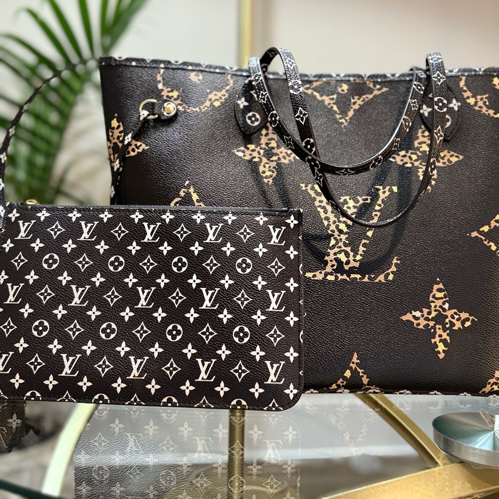 LOUIS VUITTON 
Monogram Giant Jungle Neverfull MM Black